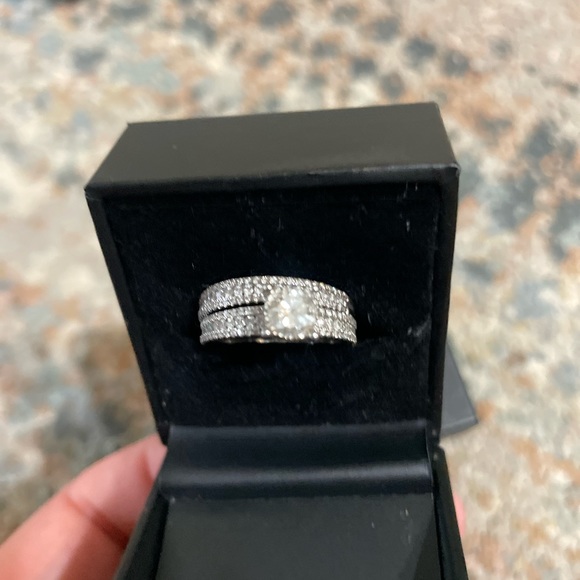 I’m selling my wedding ring just because I need money. - Picture 3 of 10